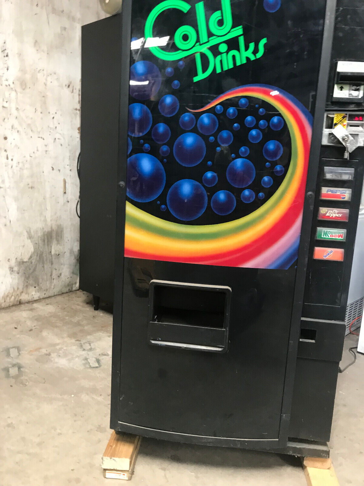 Royal Rvcde 200-5 Can Drink  Vending Machine Fully Tested